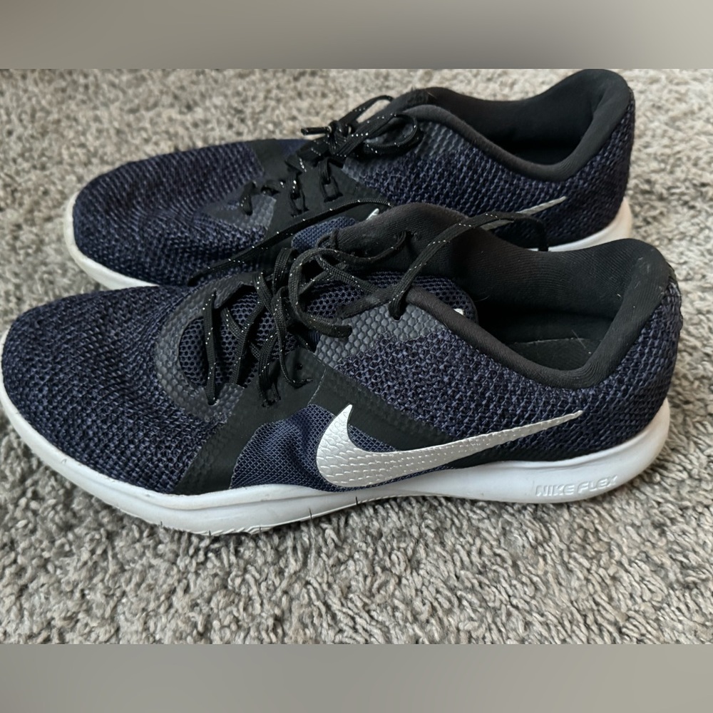Nike women’s tennis shoes